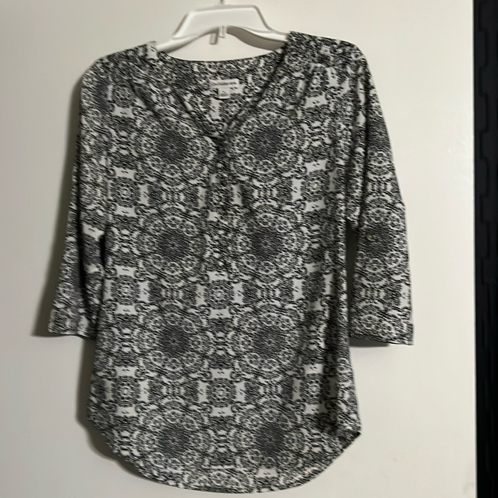 Crofts & Barrow black and white design shirt size small